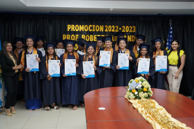 EN ALIANZA CON HIER, 17 COLABORADORES DE FRUIT OF THE LOOM SE GRADÚAN COMO BACHILLERES