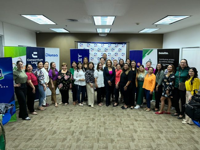 LIC. MARÍA ELENA SIKAFFY PARTICIPA EN PANEL «MUJERES LÍDERES E INFLUYENTES»