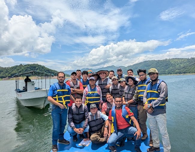 UNIVERSIDAD AUTÓNOMA DE HONDURAS DE VISITA EN AQUAFINCA