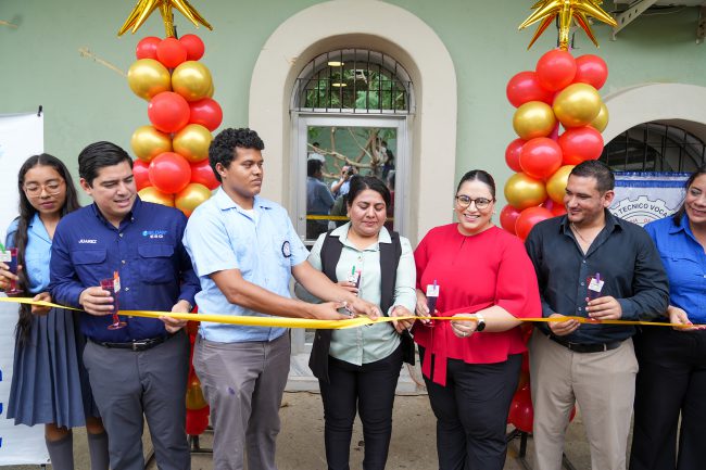 GILDAN DONA COMPUTADORAS Y EQUIPO TECNOLÓGICO AL INSTITUTO TÉCNICO VOCACIONAL MARIO UGARTE EN CHOLOMA
