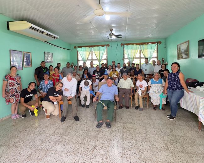 DEL MAR: UN ENCUENTRO CON LA TERNURA Y LA MEMORIA EN HOGAR DE ANCIANOS SAN VICENTE DE PAÚL